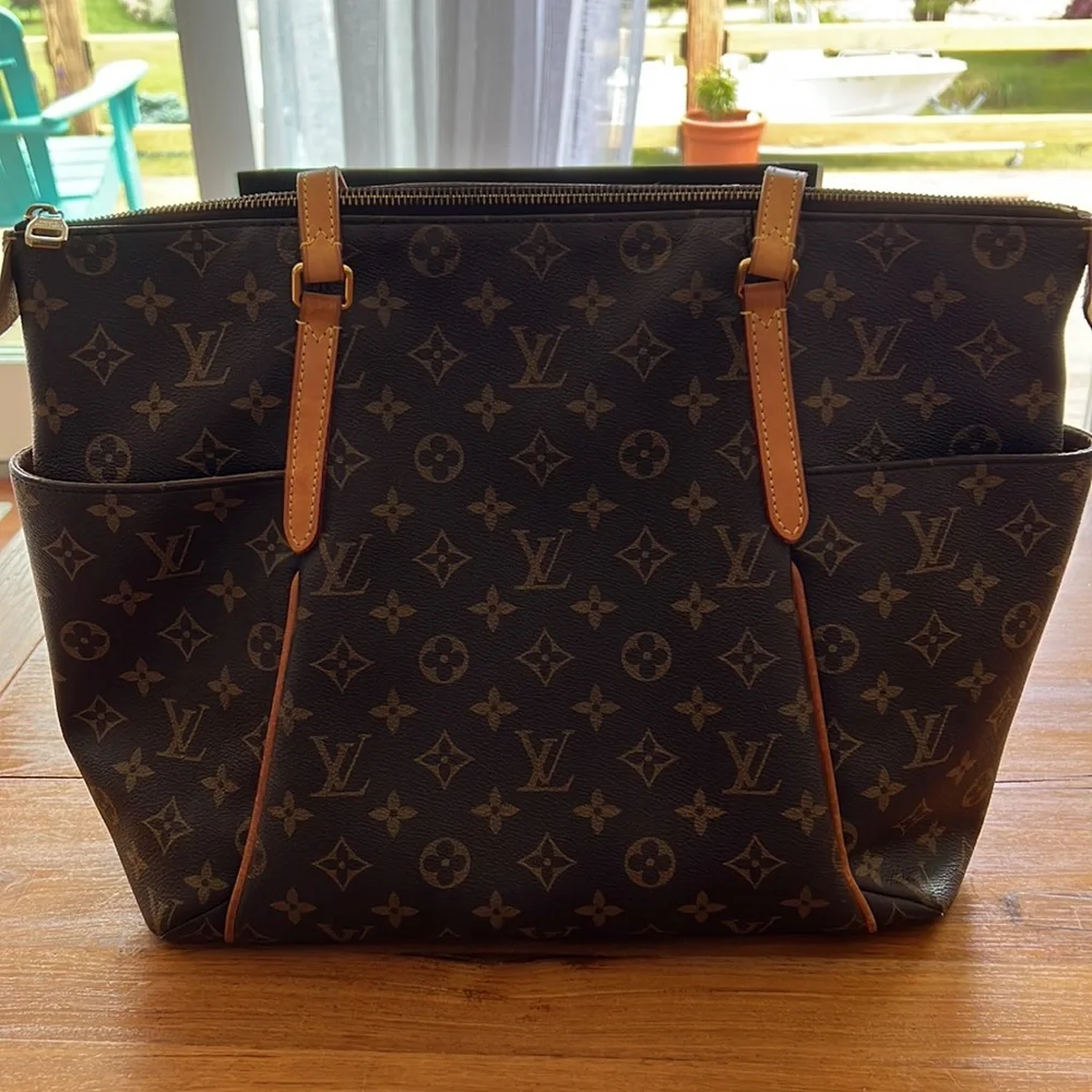 Beautiful, Authentic Louis Vuitton Monogram Totally MM Tote Bag - Picture 3 of 11